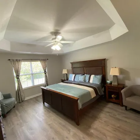 New Listing! 2 Beds And 1 Pullout Sofa In Pigeon Forge-Dollywood-1 Level-2 Car Garage-Gatlinburg, Wifi, Pool Apartment